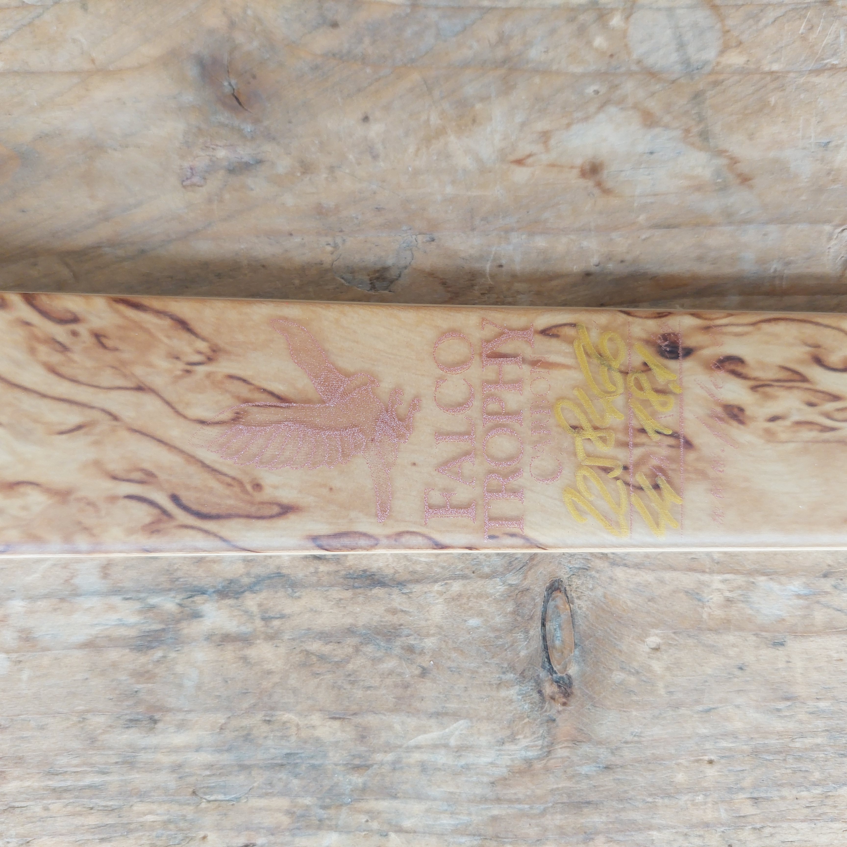 lopende plank, houten bord, tandriem patroon, decoratieve inscriptie, palettiekleur