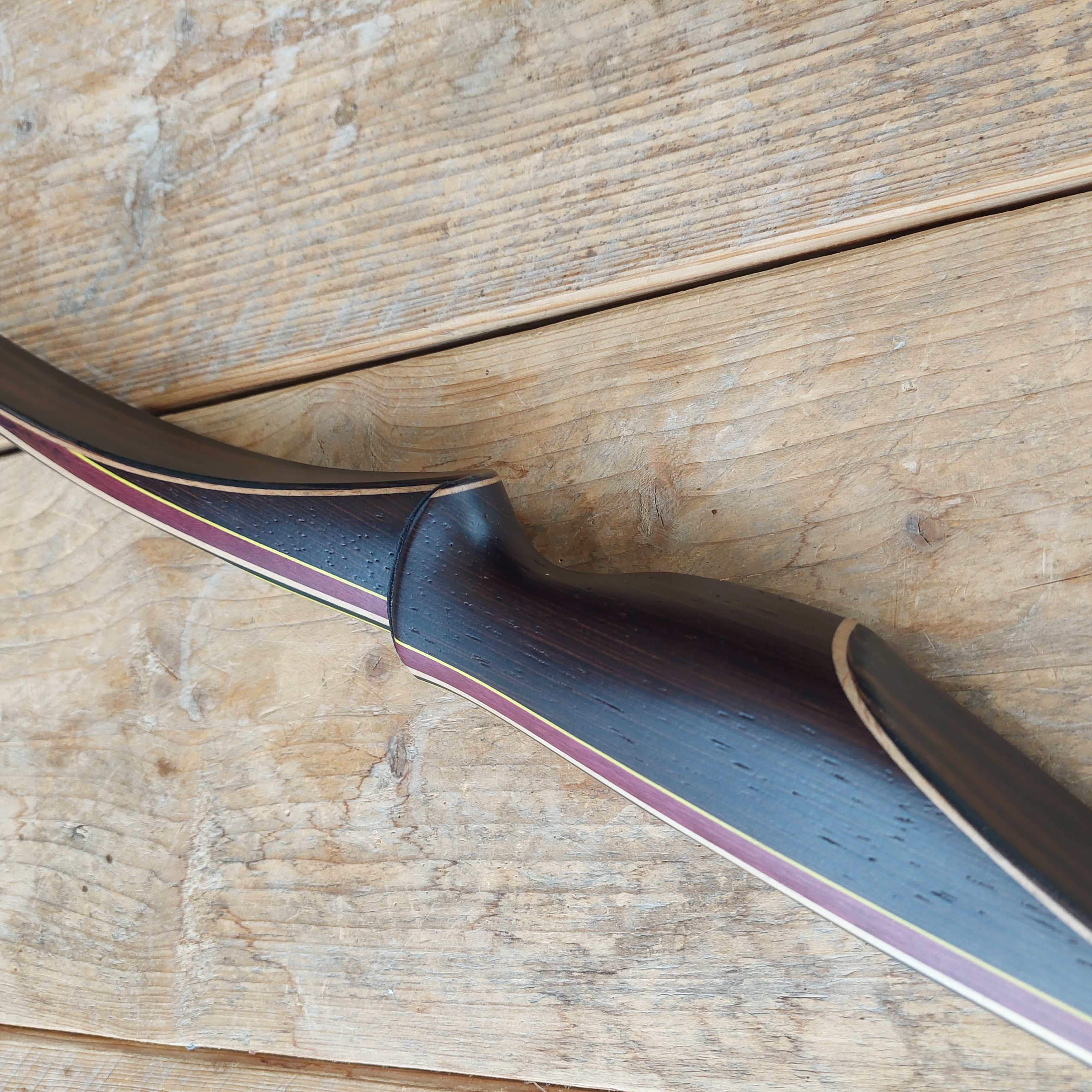 bogen, hout, crème-bruine rand, polychroom rand, houten stok