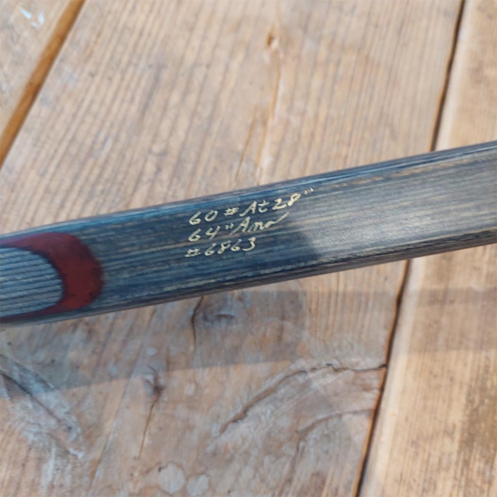 houten stok, stok met inscriptie, blauwe lak, tekst op stok, houten instrument